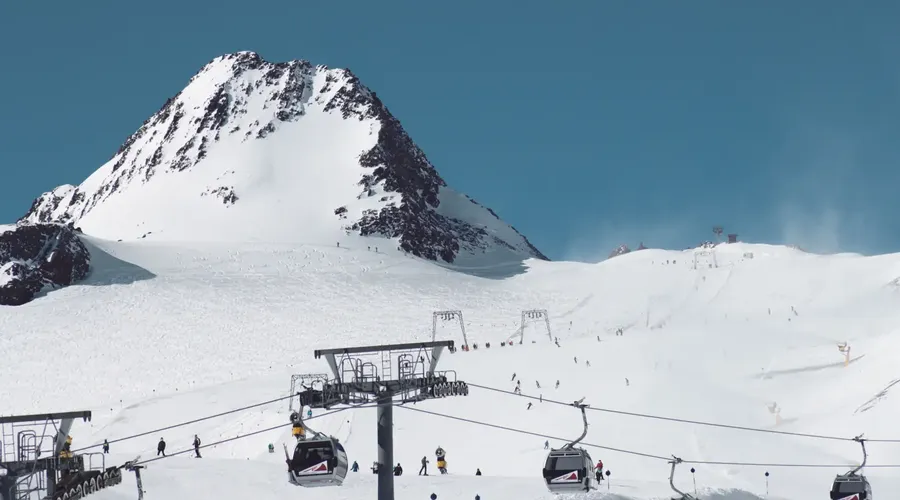 Télécabines de la station de ski de Sölden au Tyrol, en Autriche, avec les Alpes enneigées de l’Ötztal en arrière-plan.