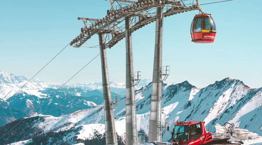 Gletscherjet cable car above Zell am See-Kaprun with snowy Kitzsteinhorn mountain views